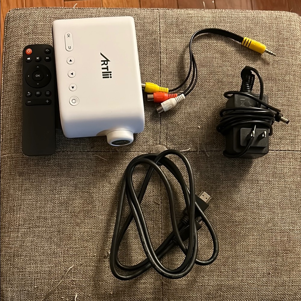 Mini Projector - Picture 2 of 3